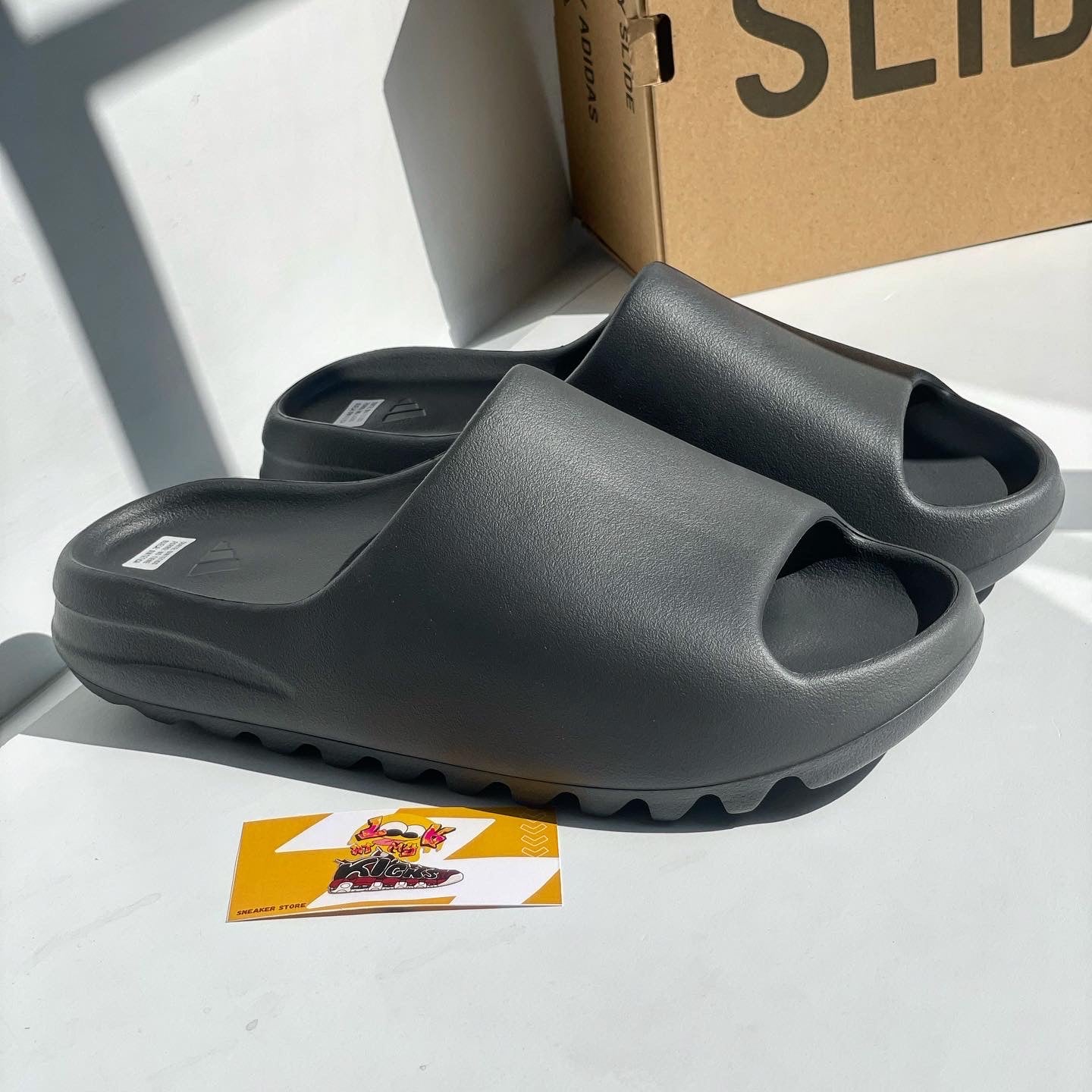 YEEZY SLIDE GREY