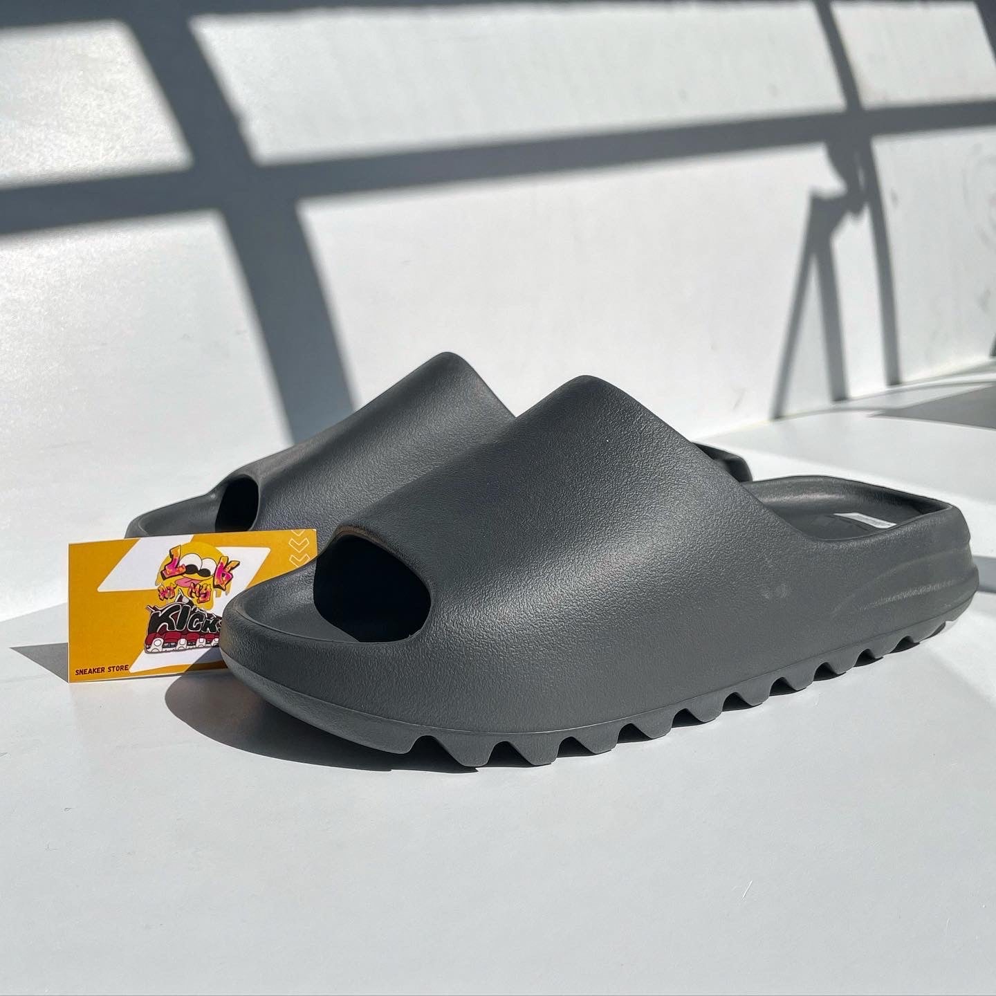 YEEZY SLIDE GREY