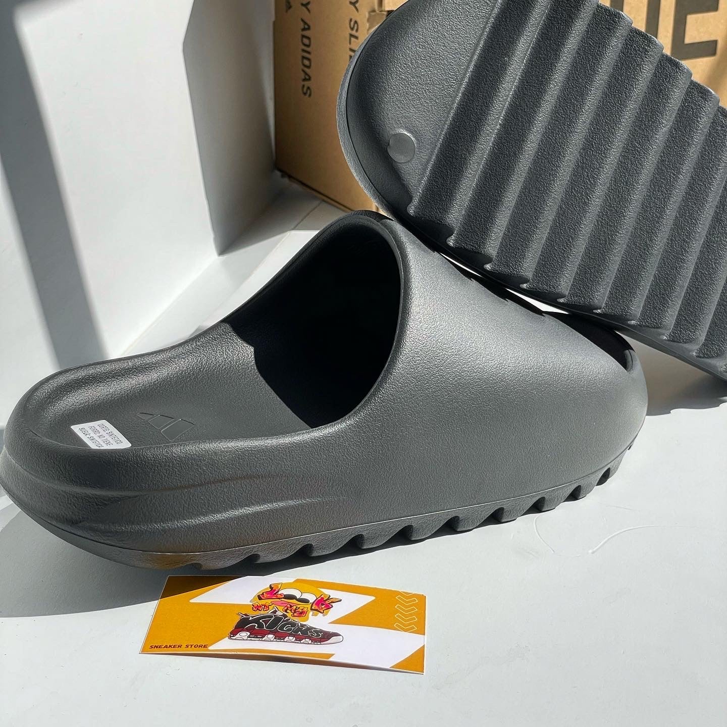 YEEZY SLIDE GREY